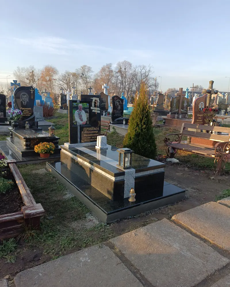 Виготовлення одинарного гранітного пам'ятника з кольоровим фотосклом, облаштування могили та встановлення лавки, Львів — Майстерня Пилипчук