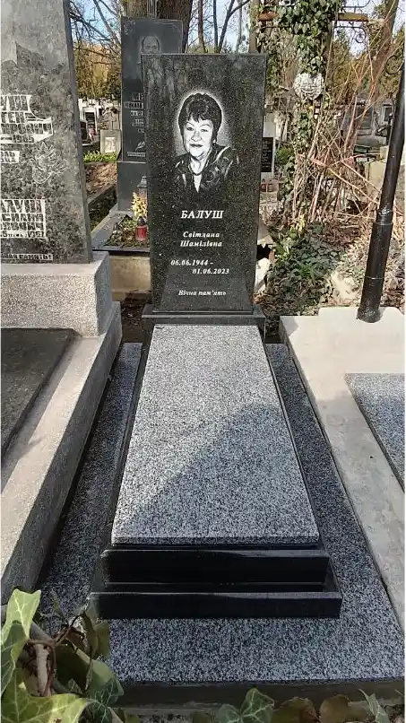 Одинарний пам'ятник із поєднанням сірого граніту Покостівка та чорного Габро з художнім портретом.