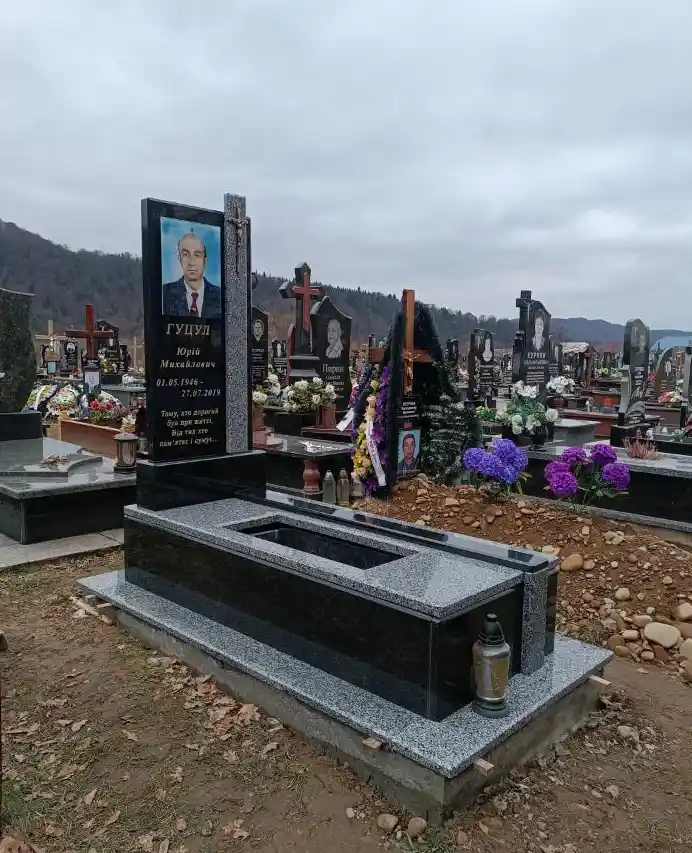 Одинарний пам'ятник з портретом у склі (фотоскло), поєднання сірого Покостівського граніту та чорного габро, встановлення Львів — Майстерня Пилипчук