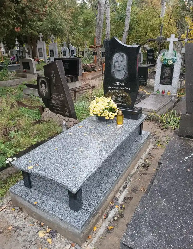 Одинарний пам'ятник із сірого граніту Покостівка та чорного Габро з художнім портретом і фігурною стелою.