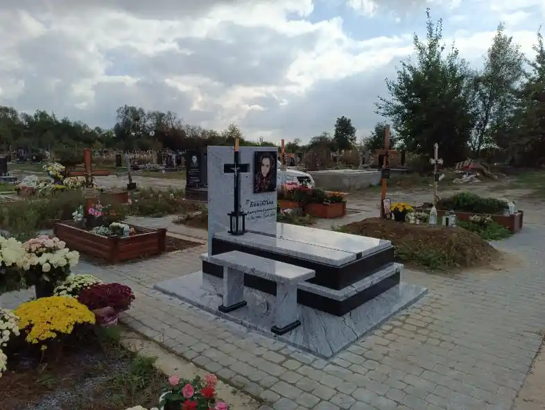 Одинарний пам'ятник з індійського білого граніту Viscount White, виготовлення гранітної лавки та повне облаштування могили плиткою, Львів — Майстерня Пилипчук