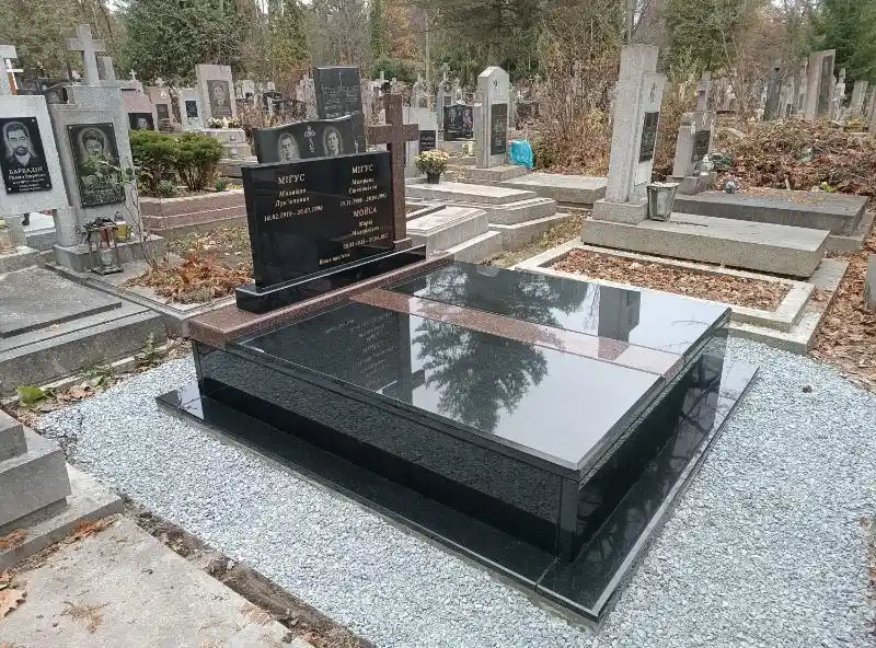 Меморіальний комплекс на три особи, сімейний пам'ятник з чорного граніту та габро, виготовлення Львів — Майстерня Пилипчук
