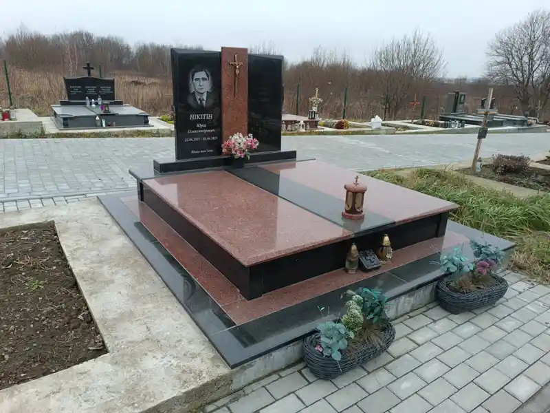 Подвійний пам'ятник з червоного та чорного граніту, професійне виготовлення та монтаж, Львів — Майстерня Пилипчук