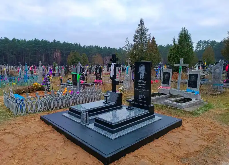 Подвійний меморіальний комплекс із чорного граніту, сімейний пам'ятник з художнім оформленням та встановленням, Львів — Майстерня Пилипчук