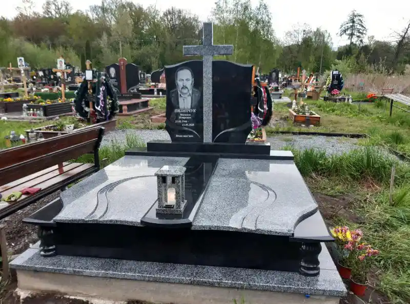 Подвійний меморіальний комплекс у формі книги з гранітним хрестом, поєднання чорного габро та Покостівського граніту, професійне встановлення Львів — Майстерня Пилипчук