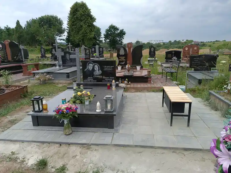 Комплексне облаштування могили: подвійний гранітний пам'ятник, укладання тротуарної плитки та монтаж лавки, Львів — Майстерня Пилипчук