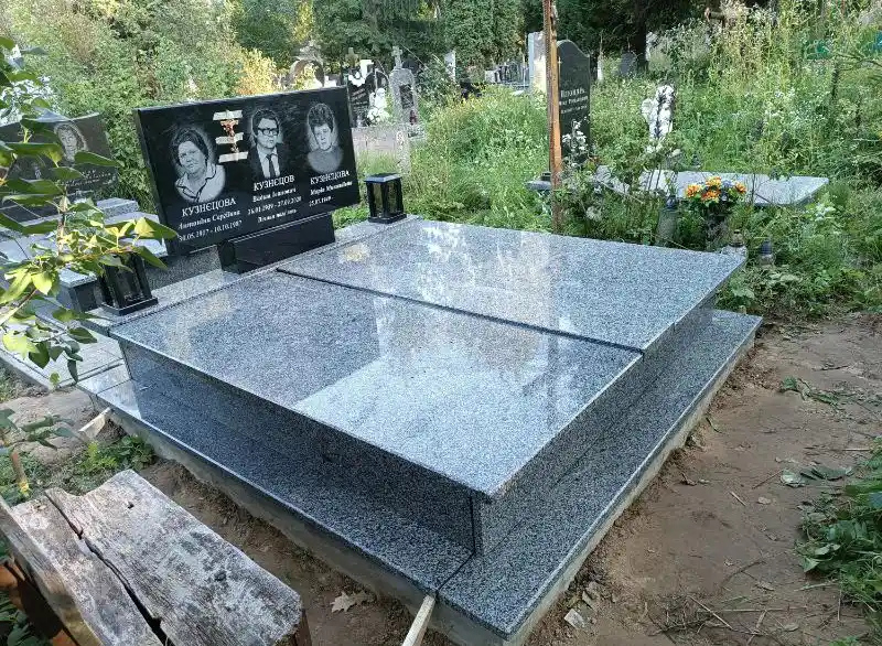 Виготовлення та встановлення подвійного пам'ятника з сірого Покостівського граніту, меморіальний комплекс на дві особи з до захованням, Львів — Майстерня Пилипчук