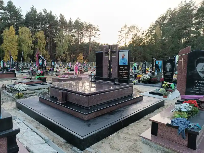 Подвійний меморіальний комплекс із червоного Лезниківського граніту та чорного габро, художнє оформлення та встановлення пам'ятників, Львів — Майстерня Пилипчук