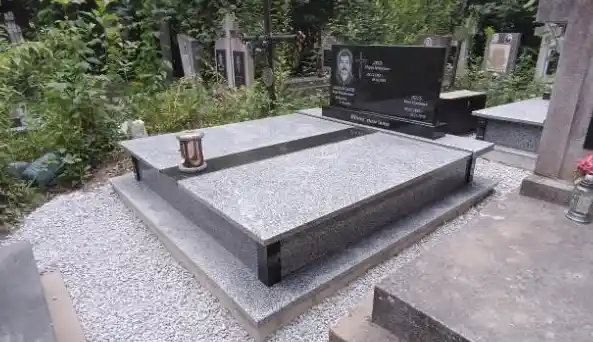 Горизонтальний пам'ятник на три особи з сірого граніту Покостівка, виготовлення та встановлення сімейних меморіалів, Львів — Майстерня Пилипчук