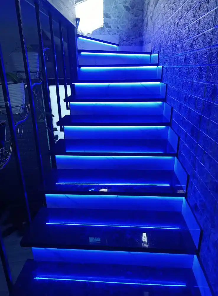 Сходи з натурального синього лабрадориту з інтегрованою синьою LED-підсвіткою ступенів, виготовлення та монтаж під ключ, Львів — Майстерня Пилипчук