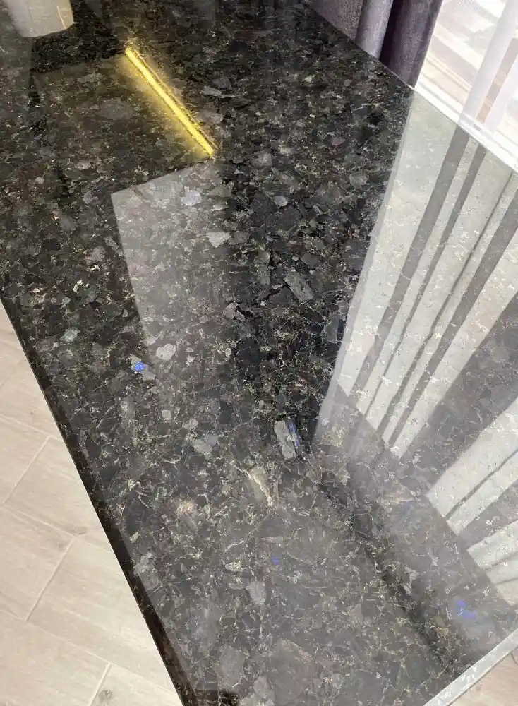 Текстура полірованого чорного лабрадориту з синіми кристалами, дзеркальна поверхня гранітної стільниці, виготовлення виробів з каменю, Львів — Майстерня Пилипчук