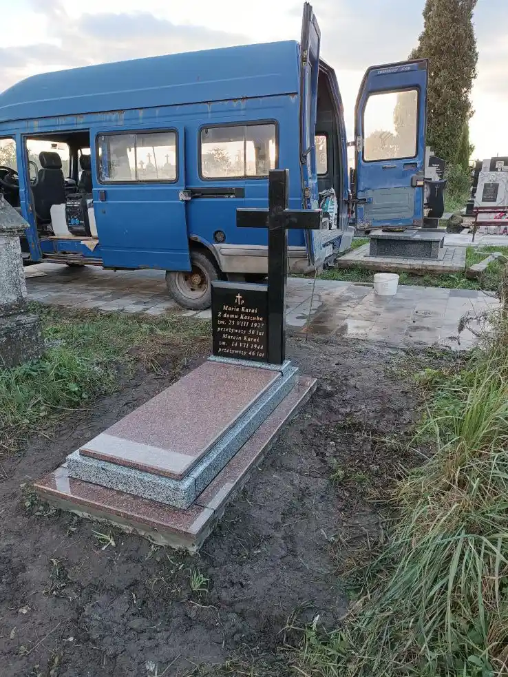 Монтаж одинарного пам’ятника з червоного Токівського граніту та сірої Покостівки, виїзд майстрів на цвинтар, встановлення надгробка, Львів — Майстерня Пилипчук
