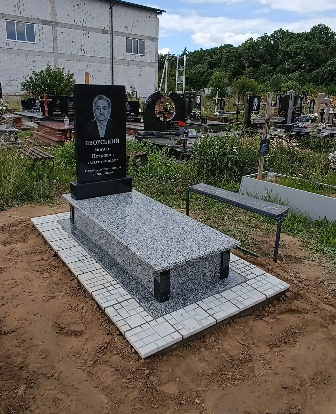 Одинарний гранітний пам'ятник з Покостівки та Габро з укладанням тротуарної бруківки навколо фундаменту від майстерні Пам'ятники Пилипчук Львів.