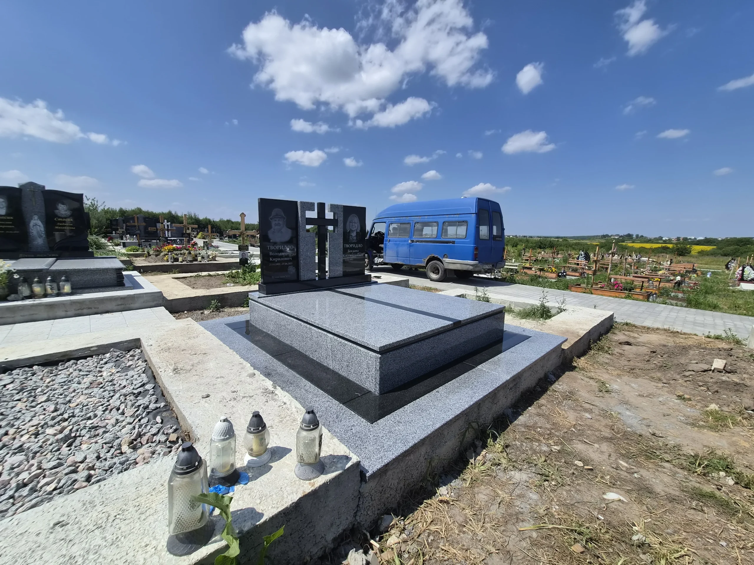 Подвійний пам'ятник з хрестом із граніту Покостівка та Габро, встановлений майстернею Пам'ятники Пилипчук. Вигляд на комплекс з гранітними ліхтарями та благоустроєм.