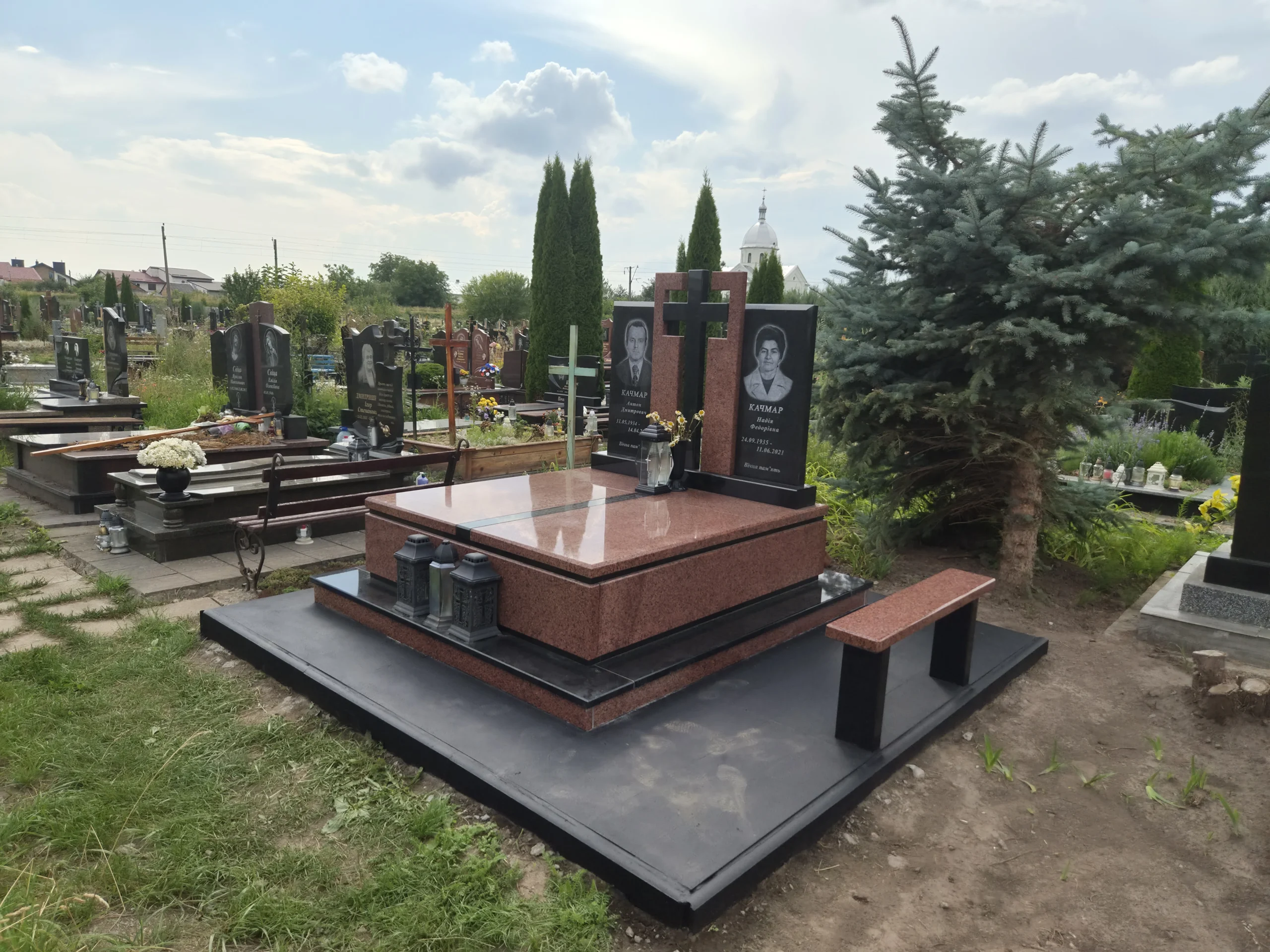 Величний подвійний надгробний комплекс з хрестом Габро та Лізниківського граніту, що створює відчуття спокою, світлої пам'яті та вічності.